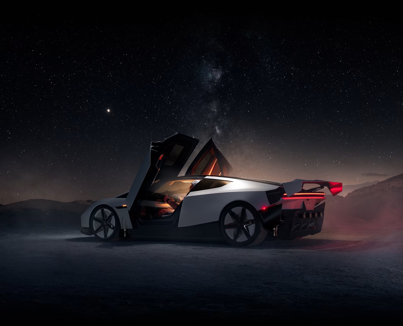 La nuova Tesla Roadster con le portiere aperte, di notte sotto un cielo stellato